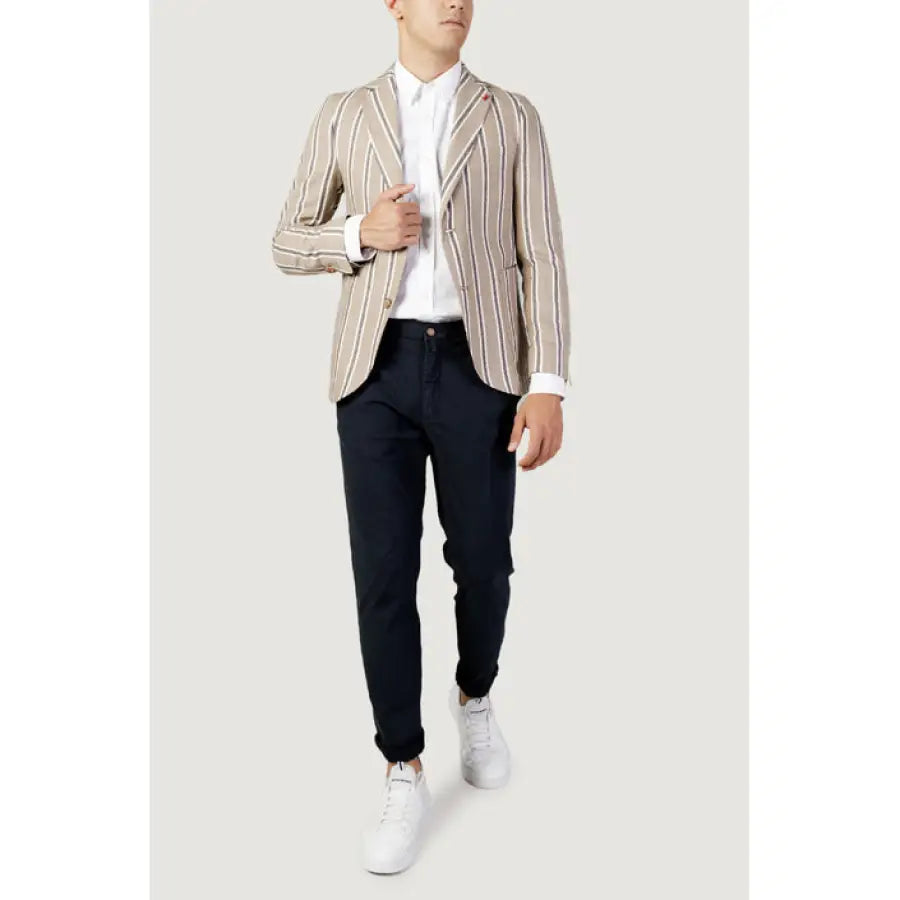 
                      
                        Mulish Men Blazer in stripes for spring summer, man in jacket and white sneakers
                      
                    
