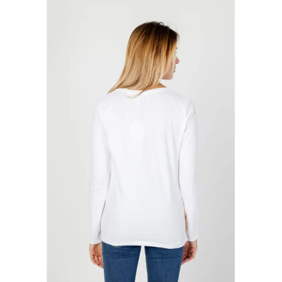 
                      
                        Alviero Martini Prima Classe women’s white long sleeve t-shirt detail
                      
                    