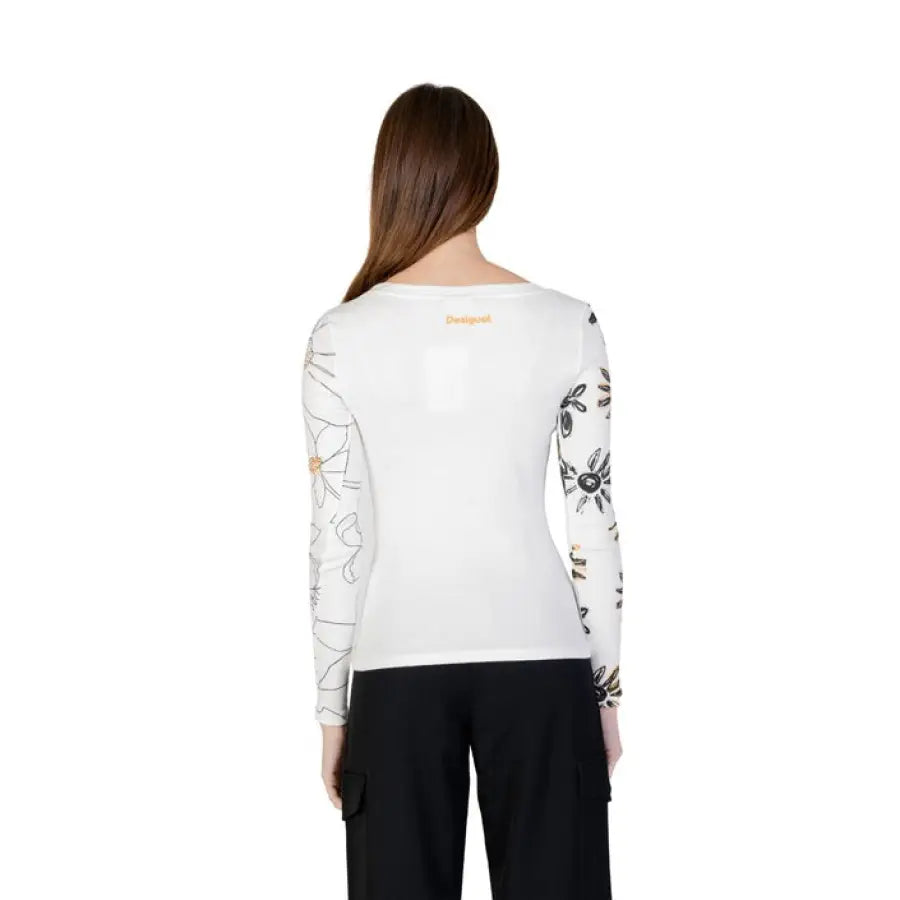 
                      
                        Desigual woman in white and black floral knitwear, Desigual women collection
                      
                    